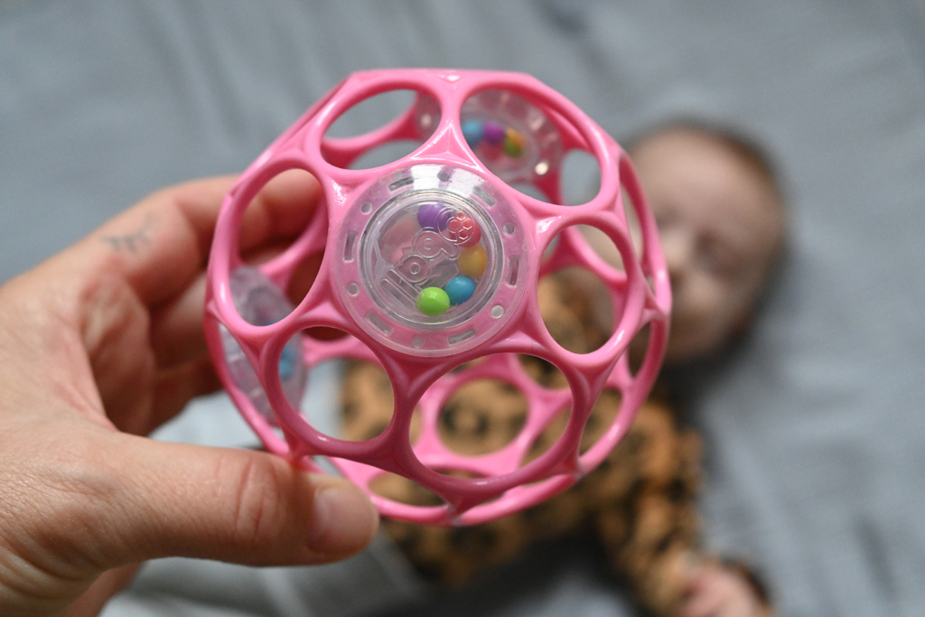 OBALL Hračka Oball RATTLE 10 cm dark pink 0m+